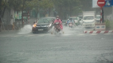Mien Trung buoc vao dot mua rat lon hinh anh