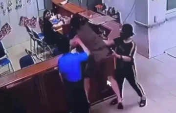 Danh tinh nguoi dan ong hanh hung nhan vien y te ngay tai khoa Cap cuu hinh anh
