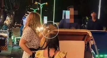 Nguoi lai xich lo xin loi khach nuoc ngoai sau hanh dong 'giat tien' hinh anh