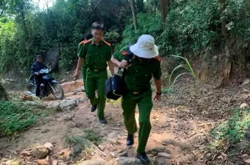 Phat hien nguoi dan ong tu vong trong rung hinh anh