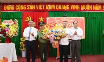Giam doc Cong an tinh Vinh Long nghi huu hinh anh