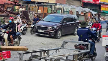 Ha Noi: Xe co nhu 'lam xiec' tren 700 m duong cham tien do hinh anh