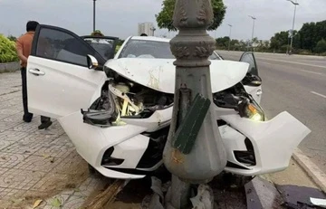Oto mat lai tong vao tru den, 3 nguoi nhap vien hinh anh
