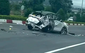 Xe khách va chạm ôtô con trên cao tốc, gia đình 5 người gặp nạn