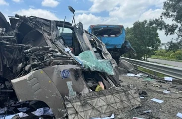 Tai nan lien hoan tren cao toc, hai tai xe tu vong tai cho hinh anh