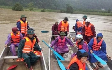 Quang Binh tim kiem hai chi em bi lu cuon mat tich khi di soi bat ech hinh anh