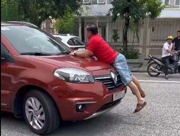 Nguoi dan ong bam nap capo, tai xe van ru ga bo chay hinh anh