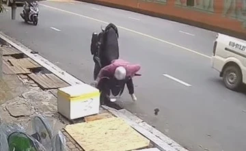 Người phụ nữ đi xe máy lộn nhào, cắm đầu giữa đường ở Bình Dương
