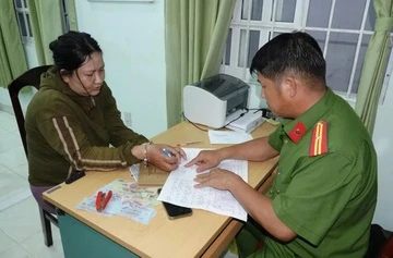Nguoi phu nu thuc hien hang chuc vu cuop giat ve so hinh anh