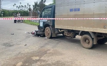 Xe may va cham xe tai, be trai 10 tuoi tu vong hinh anh