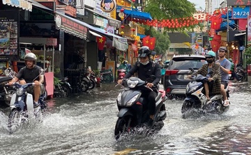 Du khách bì bõm lội nước ở 'Phố Tây' Bùi Viện sau mưa lớn