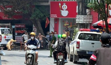 Bé gái 5 tuổi gặp tai nạn khi mở cửa taxi, băng ngay qua đường