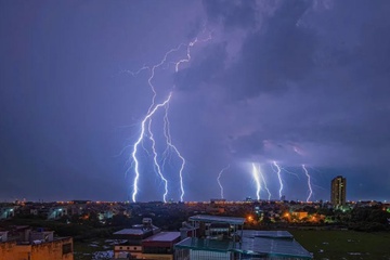 Nguoi dan ong bi set danh tu vong khi dang lam ruong hinh anh