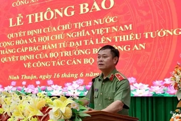 Giam doc Cong an Ninh Thuan nhan nhiem vu moi hinh anh