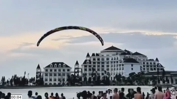 Du luon chao dao roi roi xuong bien Ha Long hinh anh