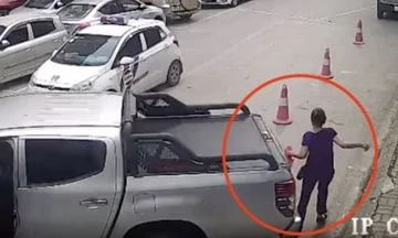 Đi bộ trong bệnh viện, nữ bệnh nhân bị xe bán tải tông trúng
