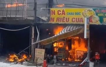 Đổ xăng dọa vợ, cả tiệm gội đầu, quán ăn và ôtô bị lửa bao trùm