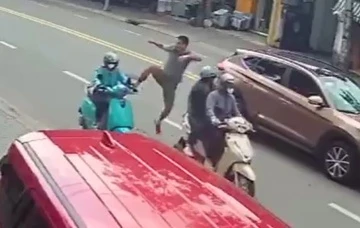 Người đàn ông đạp ngã nữ tài xế xe ôm công nghệ ở Bình Dương