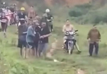 Nu sinh lop 7 bi set danh tu vong khi di chan bo hinh anh