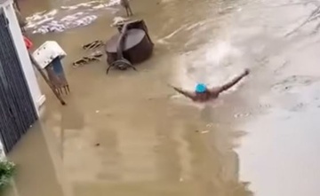 Nguoi dan Thai Nguyen cheo thuyen, boi giua pho sau mua lon hinh anh