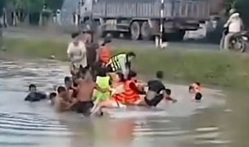 13 nguoi trong oto thoat chet khi xe lao xuong muong nuoc sau hinh anh