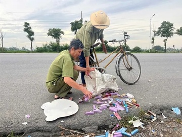 Hang ngan thoi son bi vut ven duong o Ha Noi hinh anh