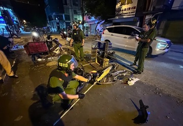 Bat nhom doi tuong vac ma tau duoi chem nguoi tren duong pho Da Nang hinh anh