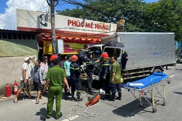 Clip 2 xe tai tong nhau tren duong o TP.HCM hinh anh