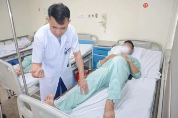 Mot nguoi dan ong bi drone cat nat vung mong khi phun thuoc tru sau hinh anh