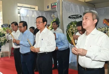 Bí thư Nguyễn Văn Nên và lãnh đạo TP.HCM viếng nạn nhân vụ cháy cư xá