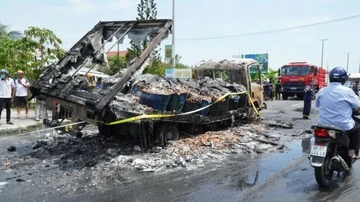 Xe tải chở tôm đâm xe máy rồi bốc cháy, hai người tử vong