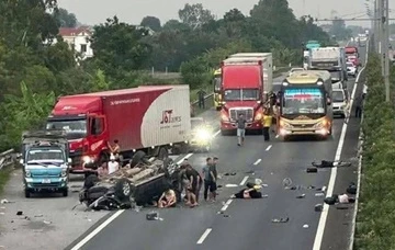 Xe 7 chỗ bất ngờ mất lái, lật ngửa trên cao tốc Cầu Giẽ - Ninh Bình