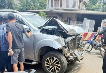 Tài xế xe bán tải gây tai nạn liên hoàn rồi bỏ chạy