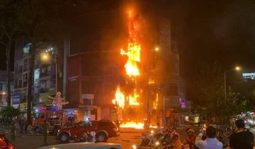 Lửa bao trùm cửa hàng ăn uống ở trung tâm TP.HCM