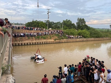 Ôtô tông 2 xe máy trước khi lao xuống sông ở Nghệ An, 1 người mất tích