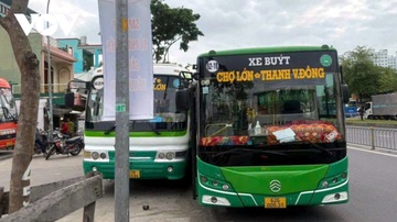 Xac minh clip 2 xe buyt ruot duoi, ep nhau tren Quoc lo 1 hinh anh