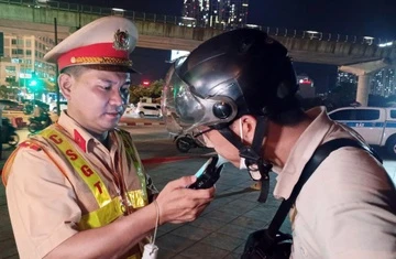 CSGT hoa trang 'tom gon' nhieu dan nhau tu lai xe sau khi roi quan hinh anh