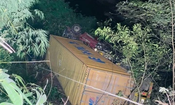 Xe container lao xuong vuc sau 70 m, tai xe mac ket trong cabin hinh anh