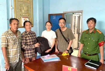 Bất ngờ phát hiện chiếc ba lô bên hông nhà, chứa nhiều vàng
