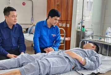 Nguoi tho mo dung cam cuu song 4 nguoi tren chuyen tau o Ha Long hinh anh