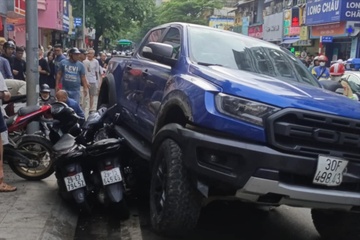 Ôtô bán tải tông nhiều xe máy trên phố Khâm Thiên