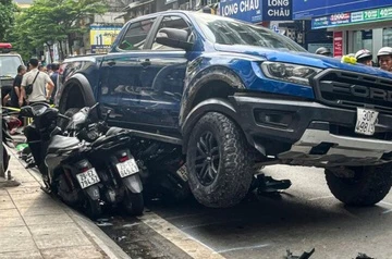 Khoảnh khắc xe bán tải cuốn loạt xe máy vào gầm trên phố Khâm Thiên