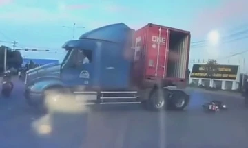 Pha xử lý 'thót tim' của tài xế xe container ở TP.HCM
