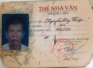 Gia dinh nha van Nguyen Huy Thiep hien tang ky vat quy hinh anh