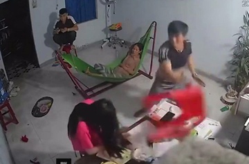 Clip anh trai dùng ghế đánh em gái ở Quảng Ngãi