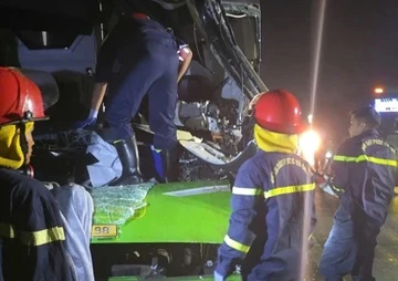 Xe khách va chạm xe đầu kéo trên cao tốc, hai người thương vong