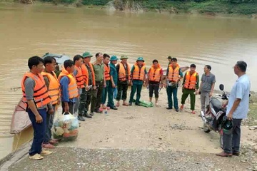 Hai chau be tu vong va mat tich khi tam song hinh anh