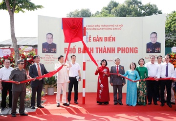 Bộ trưởng Công an và Bí thư Hà Nội gắn biển tên hai phố mới