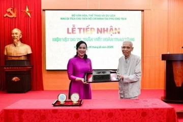 Tiếp nhận hiện vật do người cận vệ của Bác Hồ trao tặng