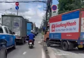 Xe tai leo via he vuot au o TP.HCM hinh anh